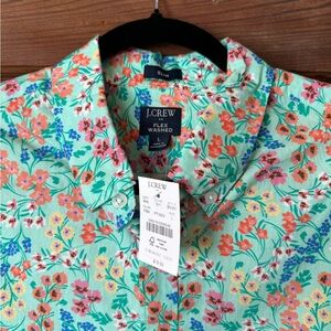J. Crew NWT men’s short sleeve button down floral shirt. Size large.